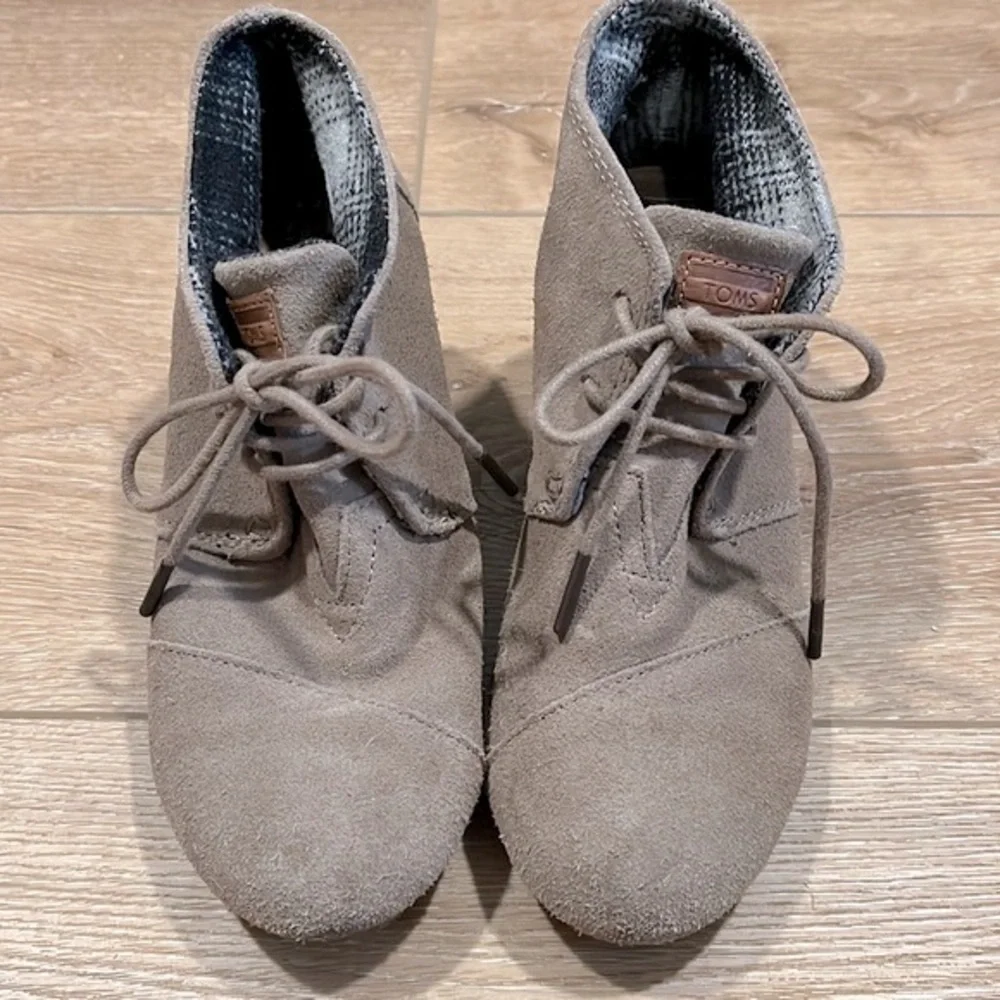 TOMS Taupe Suede Desert Wedge Booties Lace-Up Shoes Women’s 6.5